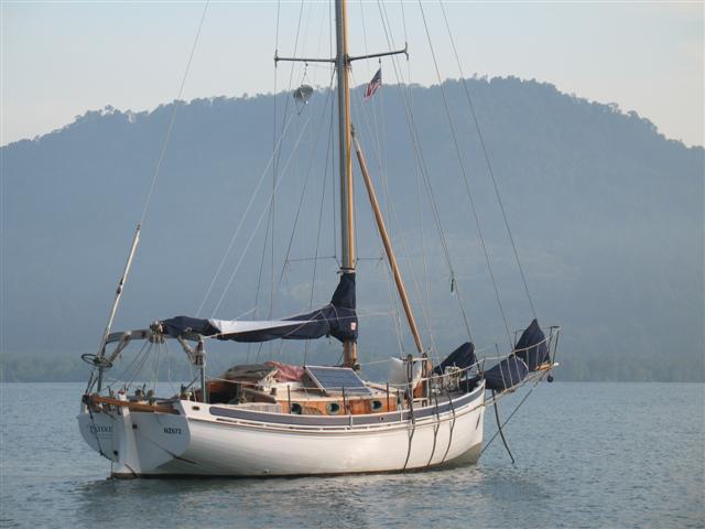21. července 2008: Lumut Dřevěný Pateke, Bristol Channel Cutter, sesterská loď Tailesinu L&L Pardeyových